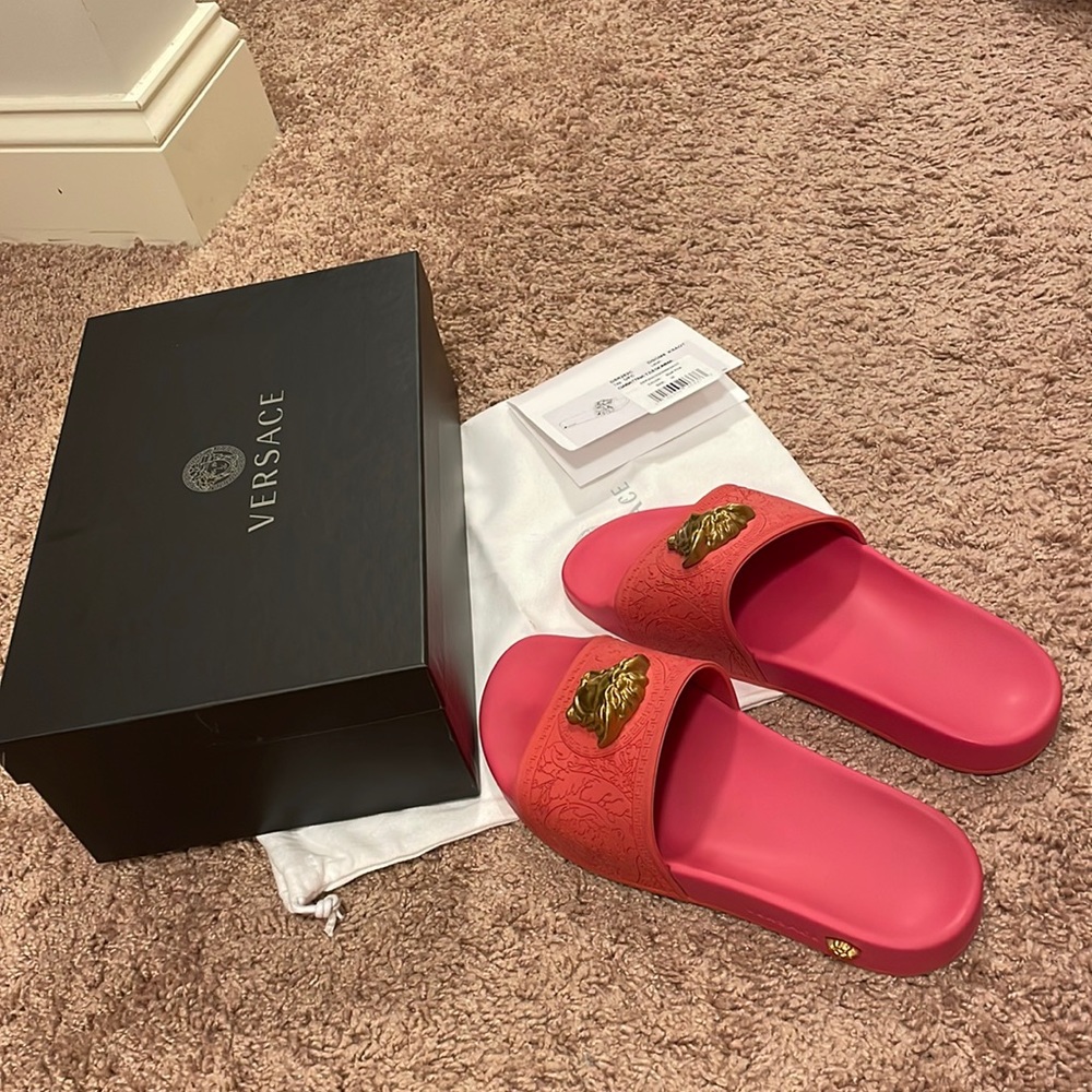 Versace women slide used it for one time only.the slide has no scratches